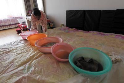 武冈楼上漏水，住户失联，小区没物管，业主维权难！律师来支招……